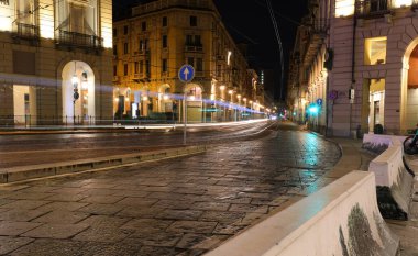 Kuzey İtalya 'nın Torino şehrinde VİA PIETRO MICCA adı verilen yola gece görüşü