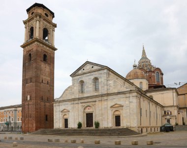 Çan kulesi ve Kuzey İtalya 'daki antik Torino Kilisesi DUOMO DI TORINO olarak adlandırılır.