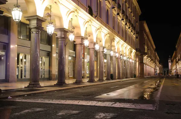 İtalya 'nın Torino şehrinde birçok atari salonu ve büyük mağaza penceresi olan VIA ROMA adlı yola gece görüşü