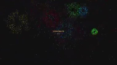 Altından parıltılı yazı tipi ve siyah arkaplanda havai fişek görüntüsü olan 