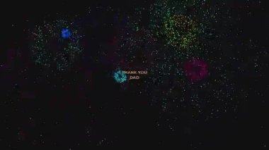 Altından parıltılı yazı tipi ve siyah arka planda havai fişek görüntüsü olan 