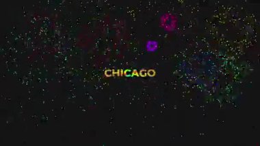 Altından parıltılı yazı tipi ve siyah arkaplanda havai fişek görüntüsü olan CHICAGO sözcüğüyle büyük metin