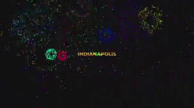 Siyah arkaplanda altın parıltılı yazı tipi ve havai fişek görüntüsü olan INDIANAPOLIS sözcüğünün yer aldığı büyük metin