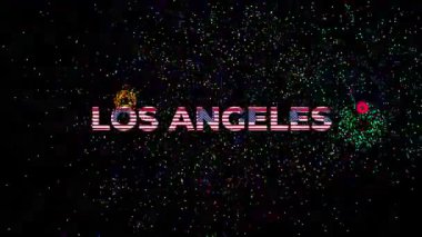 Üzerinde LOS ANGELES yazan büyük metin. Yazı tipi birçok Amerikan bayrağı ve havai fişek ile siyah arka planda yapılmış.