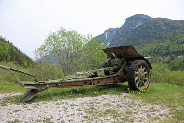 I. Dünya Savaşı sırasında İtalyan ordusu tarafından Avusturya sınırına doğru kullanılan antik top.