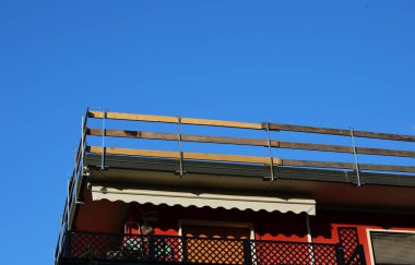 Dairenin onarımı sırasında düşmeye karşı işçilerin korunması için çatıya ahşap kalaslarla birlikte bariyerin detayları yerleştirildi.