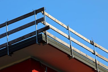 Apartman çatısının bakımı sırasında düşmeye karşı korunmak için çatı çerçevesi boyunca kurulu ahşap korkuluk