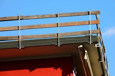 Ahşap bariyer, binanın çatısı bakımdayken işçilerin düşmesini önlemek için pratik bir çözümdür.