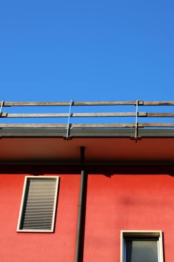 Dayanıklı koruyucu bariyerin ahşap kalasları işçilerin güvenliği için sıkıca yerleştirildi. Dairenin çatısında bakım sırasında insanlar olmadan düşmesinler diye.