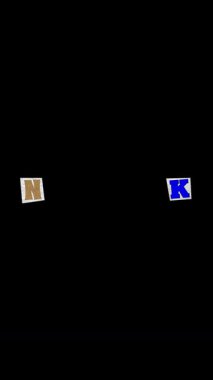 NEW YORK büyük metin sağ ve sol kesme harfleri ile oluşturulan değişken arkaplan ve boyutlar dikey düzende bir kara desen üzerine yapıştırılmış