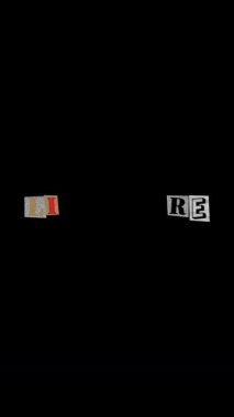 Farklı arkaplan ve boyutların sağ ve sol kesme harfleri ile oluşturulan büyük metin Dikey Düzen 'de bir siyah arka plan üzerine yapıştırılmış