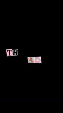 Sağ ve sol arkaplan ve boyutları değişen harfler ile oluşturulan büyük metin için teşekkürler Dikey Düzen 'de bir siyah arka plan üzerine yapıştırılmış