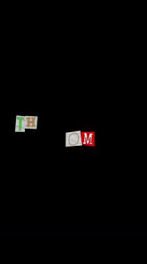 Sağ ve sol arkaplan ve boyutları değişen harfler ile oluşturulan büyük metin, dikey düzende siyah bir arka plan üzerine yapıştırılmış