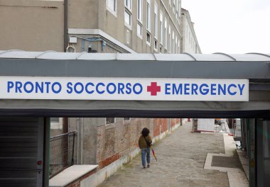Venezia, VE, İtalya - 6 Mayıs 2025: Venedik hastanesinin ana kapısı ve Kızıl Haç sembolü