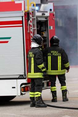 Vicenza, VI, İtalya - 22 Mayıs 2025: İtalyan itfaiyeciler kamyonları ve koruyucu kasklarıyla tatbikat sırasında