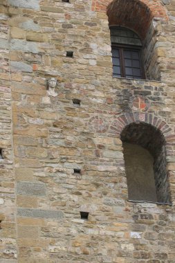 Orta İtalya 'da Floransa' daki efsanevi heykelin duvarında BERTA adında bir kadının yüzü vardı.