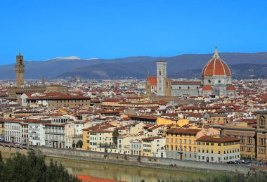 İtalya 'nın orta kesimindeki Floransa şehrinin eski PALACE ve büyük Brunelleschi Mimar Kubbesi ile Katedral manzarası ve arka planda karla kaplı İtalyan Dağları
