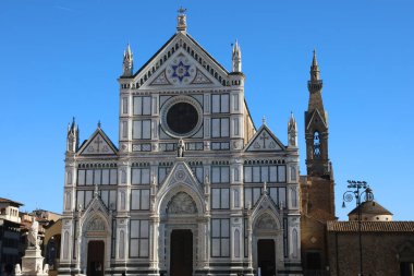 İtalya 'nın merkezinde Floransa' da geniş dairesel bir gül penceresi olan Santa Croce Kilisesi cephesi.
