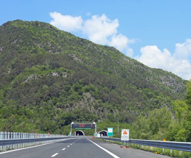 Dağın altındaki tünel ve Kuzey İtalya 'da daha fazla yol işareti.