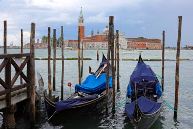 Gondolları demirlemiş. Kuzey İtalya 'daki Venedik Gölü' ndeki ve St. George Kilisesi 'ndeki tipik tekneler.