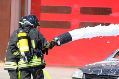 Kazadan sonra yangın söndürme operasyonu sırasında üniformalı itfaiyecilerden oluşan bir ekip.