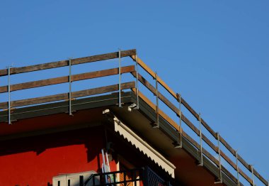 Dayanıklı koruyucu bariyerin ahşap kalasları işçilerin güvenliği için sıkıca yerleştirildi. Dairenin çatısında bakım sırasında insanlar olmadan düşmesinler diye.