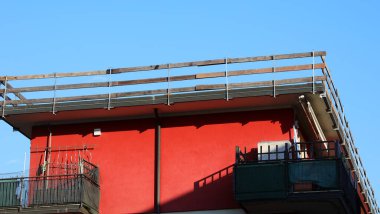 Apartmanın çatısındaki bakım çalışmaları sırasında işçilerin güvenliği için güvenlik engeli