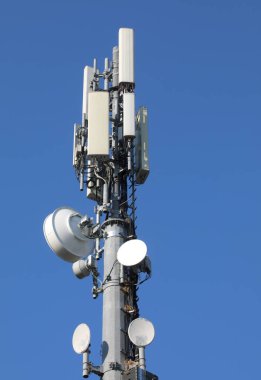 Hücresel ağın tekrarlayıcısının yüksek antenleri ve birçok sinyal iletim aygıtı ve gökyüzünün ve sinyallerin güçlendirilmesi ile birlikte wifi sinyalleri