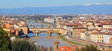 İtalya 'nın orta kesimindeki Floransa şehri, Arno Nehri üzerinde eski köprüler ve karlı dağlar