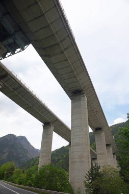Çok yüksek olan otoyolu desteklemek için son derece yüksek destekli beton sütunlar.