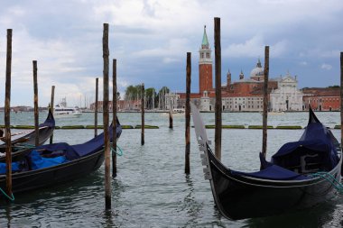 Gondolları demirlemiş. Kuzey İtalya 'daki Venedik Gölündeki tipik tekneler.