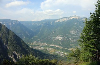 Kuzey İtalya 'daki Alpler' in yukarısından vadilerin ve küçük kasabaların...