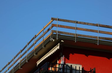 Apartman dairesinin çatısının detaylarını ve işçilerin korunması için bariyeri sağlam bir şekilde yerleştirilmiş binanın tamiratı sırasında insanlar olmadan düşmemek için.
