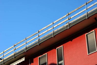 Ahşap bariyer, birçok kiremit fırtınasından sonra binanın çatısındaki tamirat sırasında işçilerin düşmesini önlemek için pratik bir çözümdür.