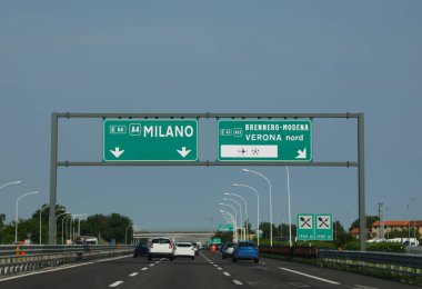 Portalı olan otoyol ve MILAN şehirleri ya da Verona ya da Brenner için Avusturya sınırına doğru göstergeler