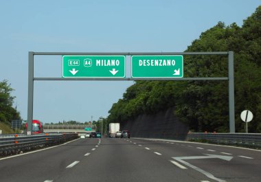 MILAN şehirleri veya Garda Gölü yakınlarındaki şehir DESENZANO için işaretli Otoyol Portal ve yol işaretleri