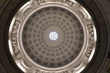 Torino 'daki Gran Madre di Dio Kilisesi' nin beton kubbesi. Kubbenin merkezinde gökyüzüne hayran olunacak dairesel bir açıklık var.