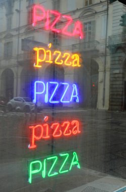 İtalya 'da neon ışığın birçok renginde beş büyük kelime PIZZA