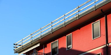 Apartmanın çatısındaki bakım çalışmaları sırasında işçilerin güvenliği için güvenlik engeli