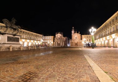 Torino, TO, İtalya - 2 Haziran 2025: CHIESE GEMELLE adlı Square ve Twins Kiliselerinin gece görüşü ve bir binicilik heykeli