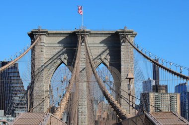 Brooklyn Köprüsü 'nün sütunlarının üzerinde büyük Amerikan bayrağı sallamak New York şehrinin ve SUA kimliğinin sembolü.