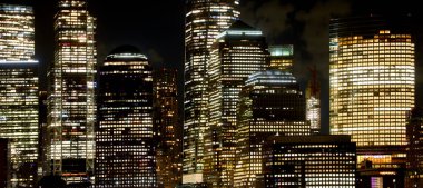 Binalar ve modern gökdelenler üzerinde ışıkları olan modernlik ve seyahat konsepti için mükemmel bir arka plan.