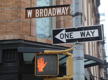 New York 'ta One Way ve West Broadway için kırmızı eli ve sokak tabelası olan trafik ışığı.