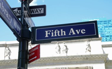 Manhattan 'daki kütüphane yolu ile New York kavşağındaki metnin olduğu sokak tabelası.