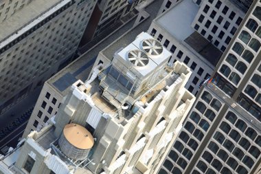 Havalandırma sisteminin yukarısından ve şehirdeki modern bir gökdelenin çatısındaki tanklardan görüş.