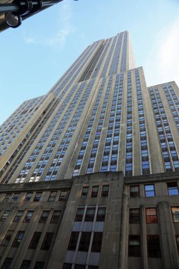 New York, New York, ABD - 24 Ağustos 2025: İkonik gökdelenler EMPIRE Devlet Binası aşağıdan görüldü