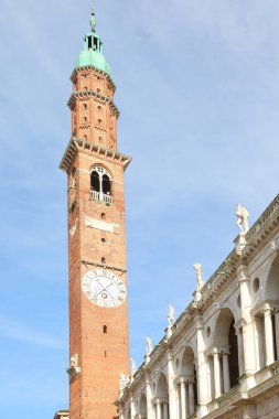 Vicenza, VI, İtalya - 14 Eylül 2025: Torre Bissara adlı saat kulesi