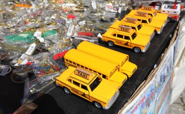 New York, New York, New York, ABD - 22 Ağustos 2025: Birçok hediyelik eşya sarı taksi arabaları New York City 'de bir sokak satıcısında bulundu