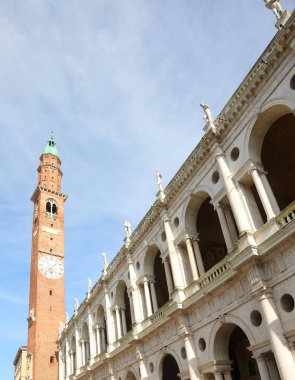Vicenza, VI, İtalya - 14 Eylül 2025: Saat ve Bazilika Palladiana adlı ünlü tarihi eser ile Torre Bissara adı verilen uzun kule