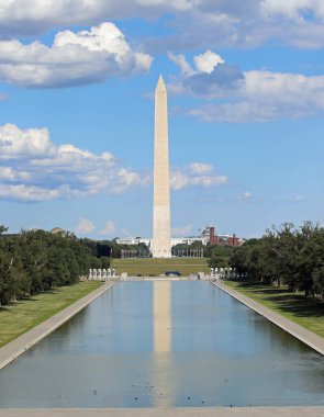 Washington, DC, ABD - 26 Ağustos 2025: Güneşli bir günde Washington Anıtı yansıma havuzuna yansıdı